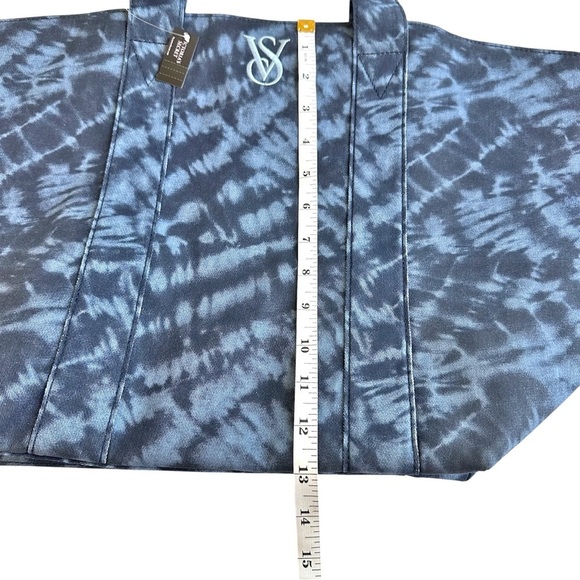 Victoria’s Secret NWT Tie Dye Blue Large Weekender Zipper Tote Shoulder Bag - Picture 8 of 10